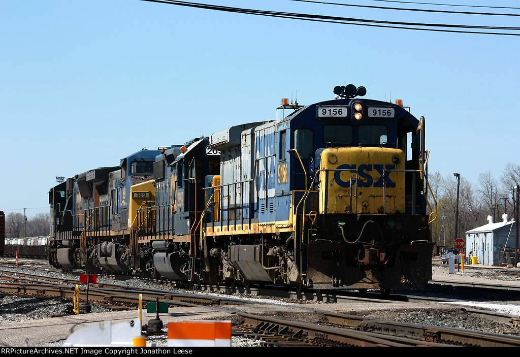 Y195 pulls Q326's power off the train